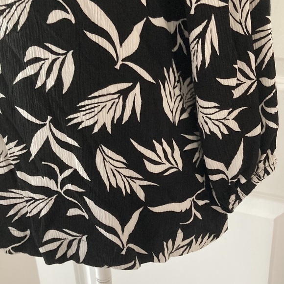 LOFT medium top black and white tropical leaves scoop neckline - Picture 6 of 12
